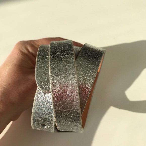 ⚡️NYE SALE⚡️ Brave Skinny Silver Metallic Belt - Picture 4 of 7